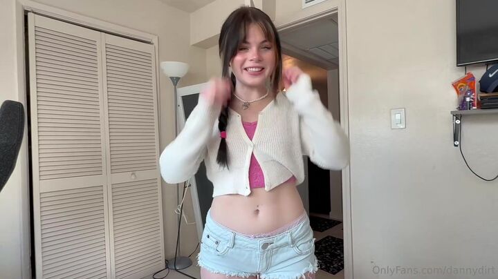 Threesome Queens Juniper Ren & Lola Valentine Share a Thick Cock